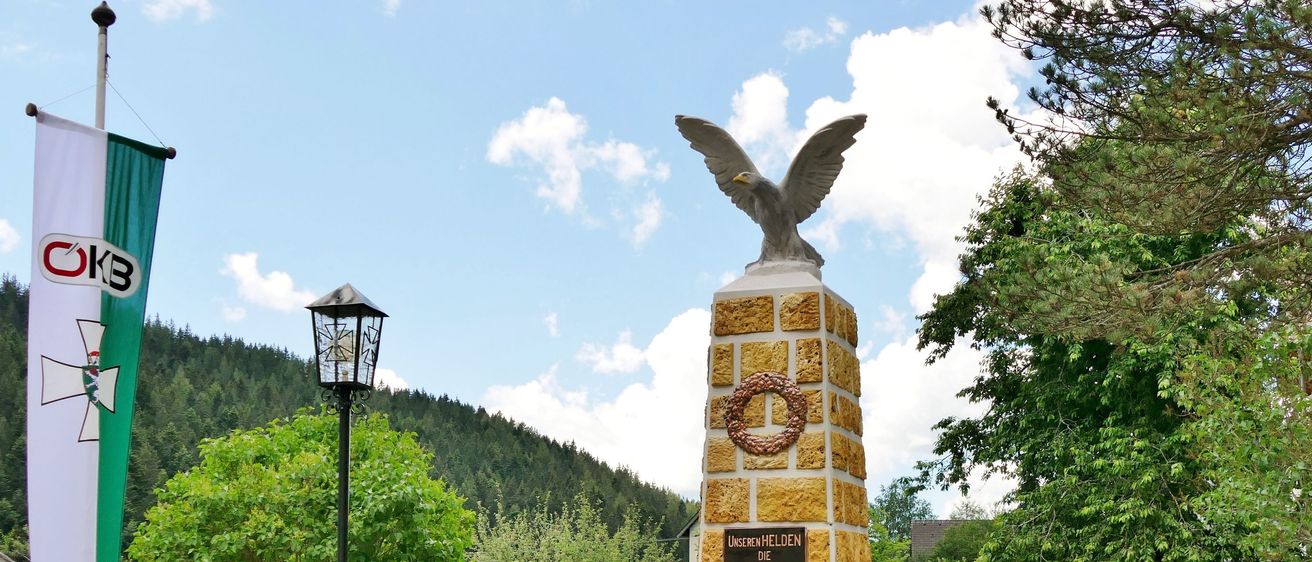 Bild enthält, Architecture, Building, Clock Tower, Tower, Animal, Bird, Monument, Plant, Tree