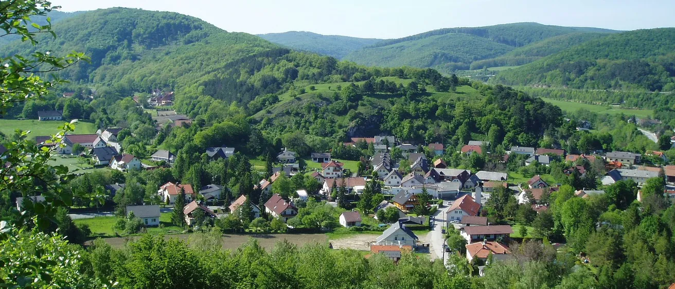 Blick_ueber_alland_vom_buchberger_steinbruch