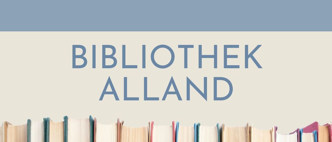 Ein Stapel Bücher mit dem Titel Bibliothek Alland in blauen Buchstaben auf hellgrauem Hintergrund.