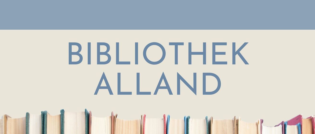 Ein Stapel Bücher mit dem Titel Bibliothek Alland in blauen Buchstaben auf hellgrauem Hintergrund.