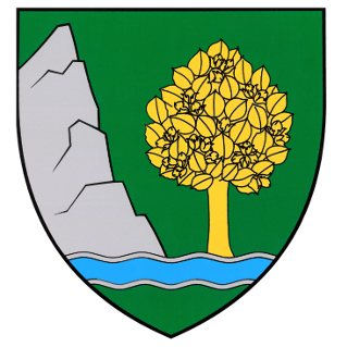 Ein grüner Schild mit einem Berg auf der linken Seite, einem Baum in der Mitte und einem Fluss unten. Der Baum ist gelb mit Blättern.
