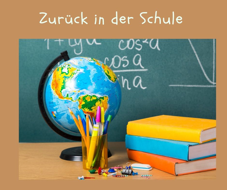 Ein Globus, Bücher und Schulutensilien auf einem Schreibtisch mit einer Tafel im Hintergrund. Oben steht 'Zurück in der Schule'.