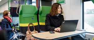 Bild enthält, Adult, Female, Person, Woman, Handbag, Laptop, Computer Hardware, Monitor, Screen, Face