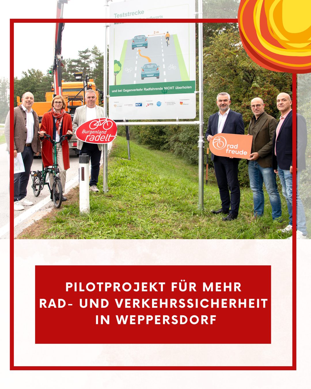 Eine Gruppe von Menschen steht neben einem Schild, das ein Fahrradsicherheitsprojekt in Weppersdorf bewirbt. Ein Mann hält ein Schild mit den Worten 'rad freude'. Das Bild zeigt ein Plakat mit einem Fahrrad und Autos.