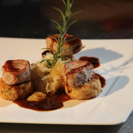 Bild enthält, Food, Food Presentation, Meal, Dish, Plate, Meat, Pork