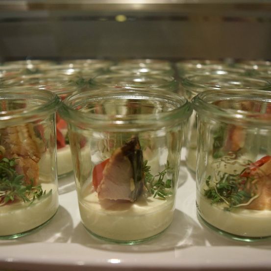 Bild enthält, Food, Food Presentation, Jar, Cup, Meal