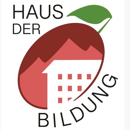 Ein roter Apfel mit einem Blatt und einem Hauslogo, das 'Haus der Bildung' liest.