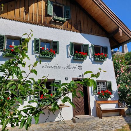 Bild enthält, Villa, Window, Potted Plant, City, Home Decor, Planter, Bench, Urban, Curtain, Outdoors