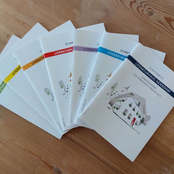 Bild enthält, Advertisement, Poster, Business Card, Paper, Text