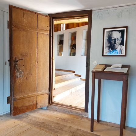 Bild enthält, Floor, Indoors, Interior Design, Wood, Foyer, Adult, Male, Man, Person, Flooring