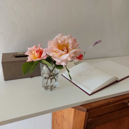 Bild enthält, Furniture, Table, Book, Tabletop, Flower, Flower Arrangement, Desk, Rose, Flower Bouquet, Windowsill