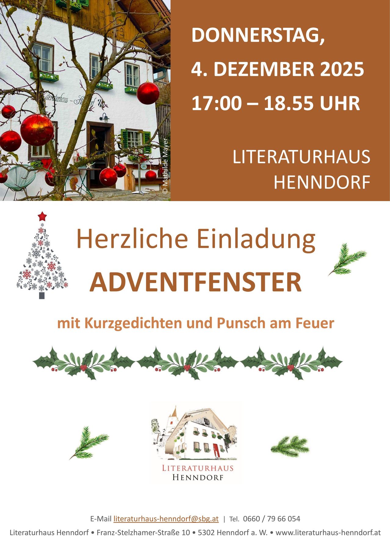 Einladungsposter für eine Veranstaltung im Literaturhaus Henndorff am 17. Dezember von 17:00 bis 18:55 Uhr. Es zeigt einen Weihnachtsbaum, rote Kugeln und ein Haus mit viel Grün. Die Veranstaltung heißt 'Adventsfenster' mit Gedichten und Punsch am Feuer.