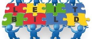 Eine Gruppe blauer Figuren, die ein Puzzle bilden, das das Wort 'GLAUBEN' buchstabiert. Jedes Puzzleteil hat eine andere Farbe. Die Figuren halten Händchen und bilden einen Kreis.