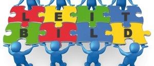 Eine Gruppe blauer Figuren, die ein Puzzle bilden, das das Wort 'GLAUBEN' buchstabiert. Jedes Puzzleteil hat eine andere Farbe. Die Figuren halten Händchen und bilden einen Kreis.