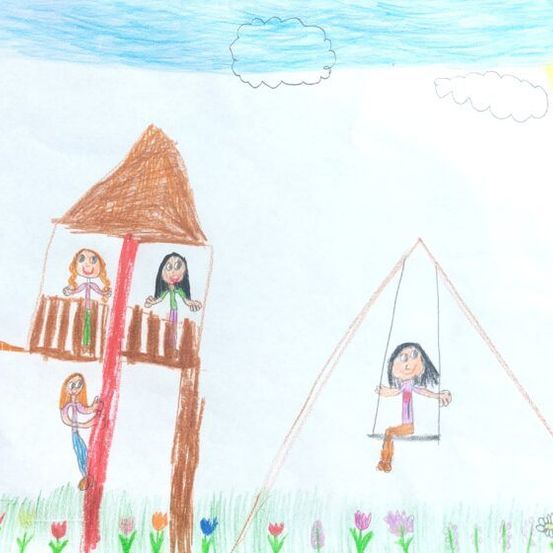 Eine handgezeichnete Abbildung zeigt einen Spielplatz mit einem Turm, einer Rutsche, einer Schaukel und Blumen in einem Feld unter einem blauen Himmel mit Sonne und Wolken.