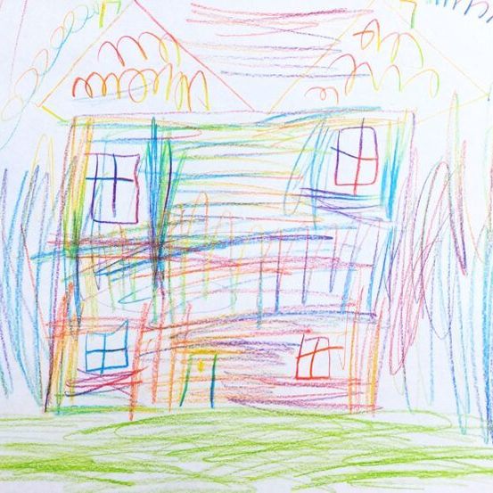 Ein Kinderzeichnung eines Hauses mit einem Regenbogendach, bunten Fenstern und umgeben von Bäumen.