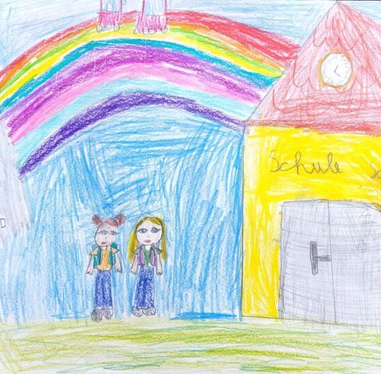 Eine Zeichnung zeigt zwei Mädchen vor einem Schulgebäude mit einem Regenbogen im Hintergrund.