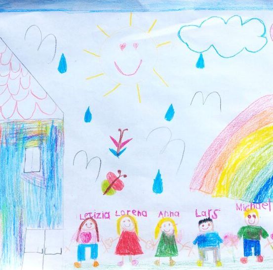 Ein Kinderbild zeigt ein Haus, einen Regenbogen, Blumen und Kinder, die Händchen halten, mit Namen wie Leticia, Lorena, Anna, Lars und Michael.