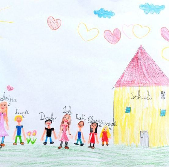 Eine Zeichnung zeigt eine Familie mit vier Kindern, jedes mit Namen, vor einem Haus, auf dem das Wort 'schule' steht. Oben gibt es eine Sonne und Wolken.