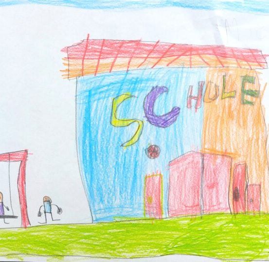 Eine Kinderzeichnung zeigt ein Schulgebäude mit einem großen Schild, das 'SCHULE' steht, zwei Figuren, die auf einer Schaukel spielen, und eine Person, die in der Nähe geht. Die Zeichnung ist farbenfroh und zeigt einen klaren blauen Himmel.