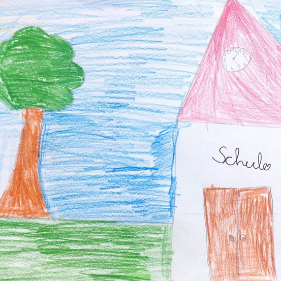 Eine Kinderzeichnung zeigt einen Baum und ein Haus mit einer Uhr auf dem Dach, auf dem steht 'Schule'. Der Himmel ist blau mit einer Sonne.
