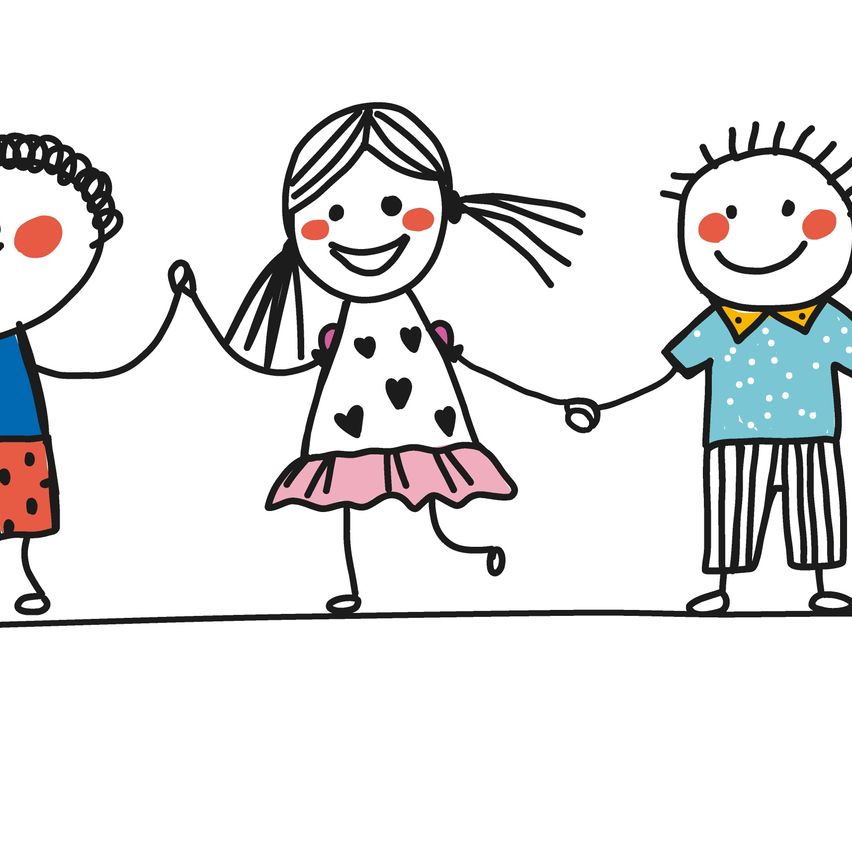 Drei lächelnde Kinder halten Händchen. Ein Junge in blauer Shorts, ein Mädchen in einem rosa Kleid und ein weiterer Junge in einem blauen Hemd.
