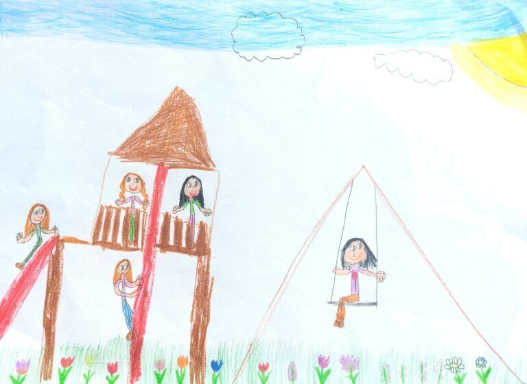 Eine Kinderzeichnung eines Spielplatzes mit Rutsche, Schaukel und Turm, mit spielenden Mädchen, unter einem blauen Himmel mit Wolken und Sonne.