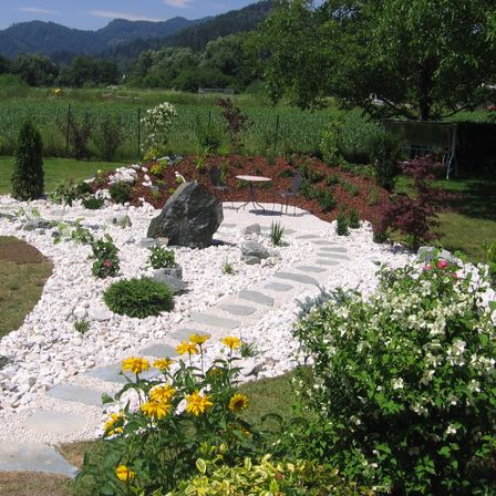 Bild enthält, Path, Walkway, Flagstone, Garden, Nature, Outdoors, Plant, Tree, Backyard, Slate