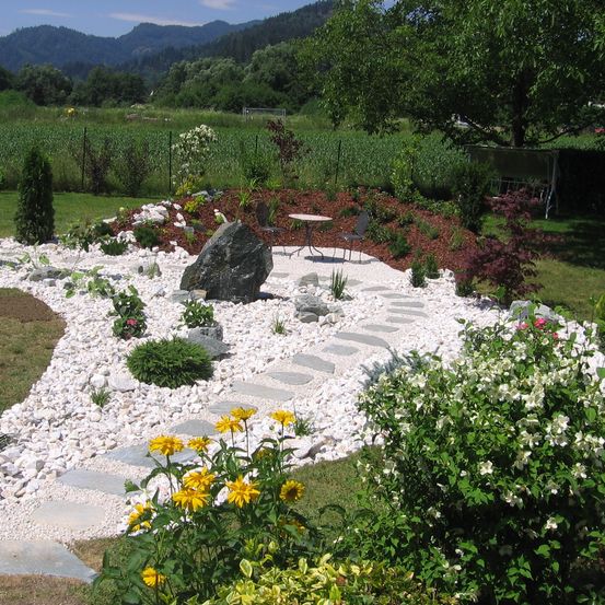 Bild enthält, Path, Walkway, Flagstone, Garden, Nature, Outdoors, Plant, Tree, Backyard, Slate