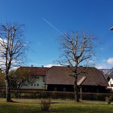 Bild enthält, Suburb, Outdoors, Neighborhood, Nature, Architecture, Building, Housing, Countryside, Rural, Village