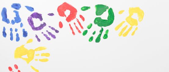 Eine bunte Anordnung von Handabdrücken, die in verschiedenen Farben wie Rot, Lila, Grün und Gelb auf einem weißen Hintergrund gemalt sind.