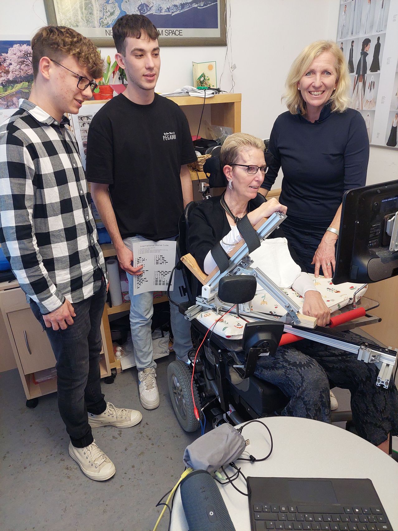 Bild enthält, Table, Adult, Female, Person, Woman, Desk, Shoe, Glasses, Boy, Teen