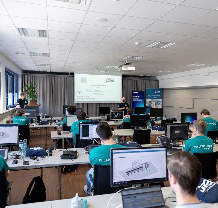 Bild enthält, People, Person, Building, Adult, Male, Man, Indoors, Furniture, Table, Desk