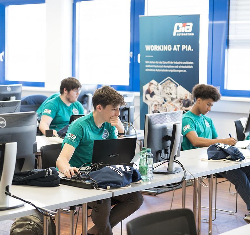 Bild enthält, Boy, Male, Person, Teen, Desk, Table, Student, Chair, Face, Handbag