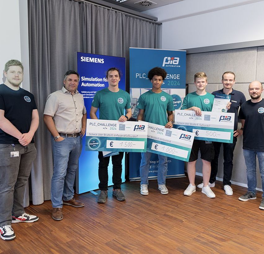 Bild enthält, Groupshot, Person, Jeans, Adult, Male, Man, Boy, Teen, Shoe, Shorts