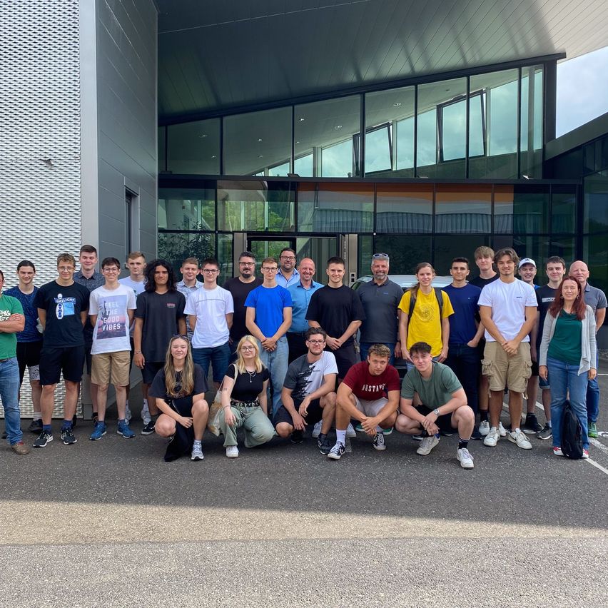 Bild enthält, College, Groupshot, Person, People, Shoe, Boy, Male, Teen, Jeans, Shorts