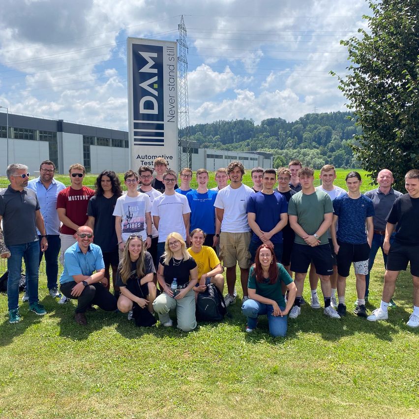 Bild enthält, Grass, People, Person, College, Groupshot, Adult, Male, Man, Park, Jeans