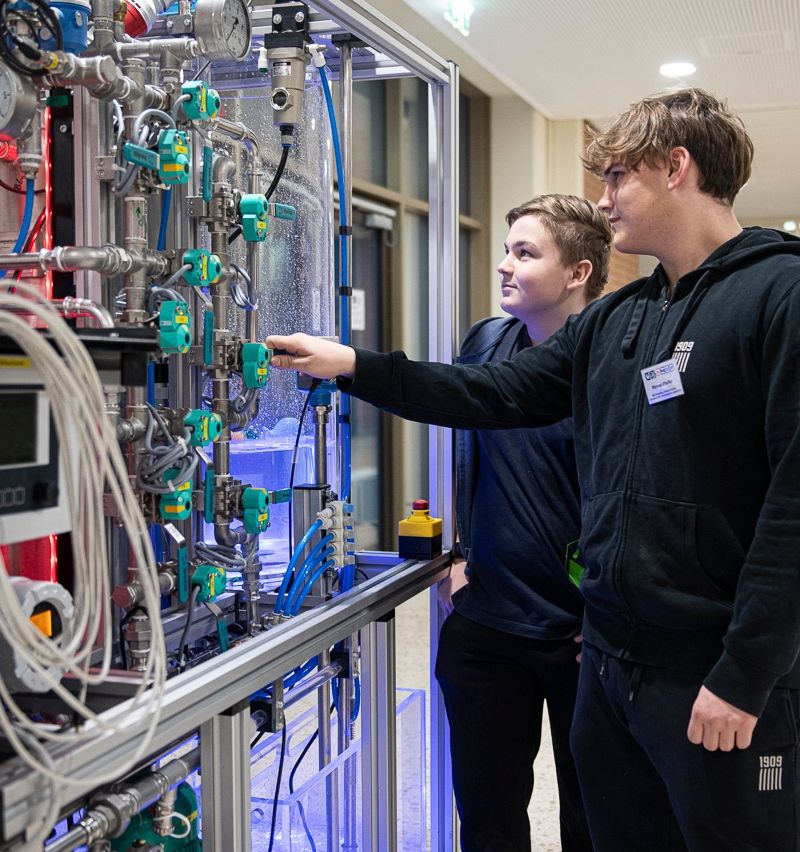 Bild enthält, Person, Clothing, Footwear, Shoe, Face, Head, Electronics, Hardware