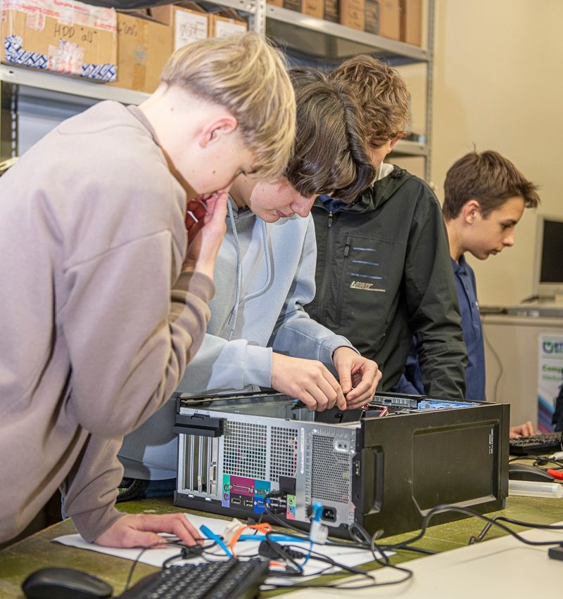 Bild enthält, Table, Adult, Male, Man, Person, Hardware, Computer Hardware, Boy, Teen, Desk