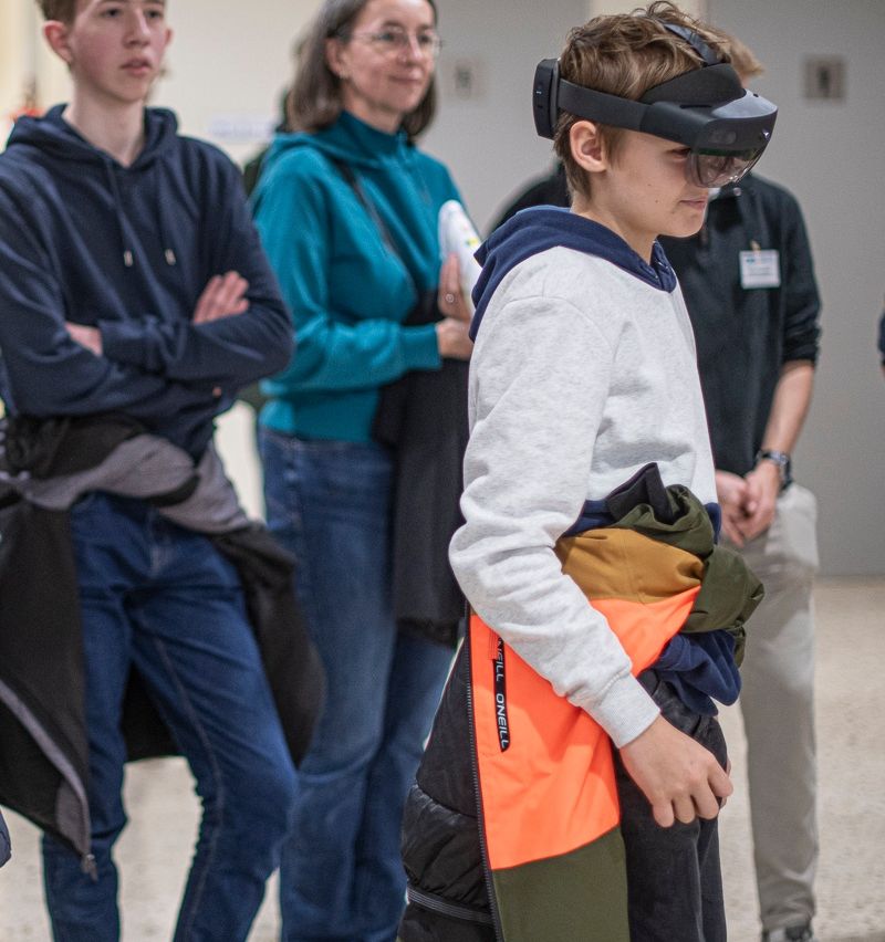 Bild enthält, Pants, Baseball Cap, Shoe, Jeans, Adult, Female, Person, Woman, Boy, Teen