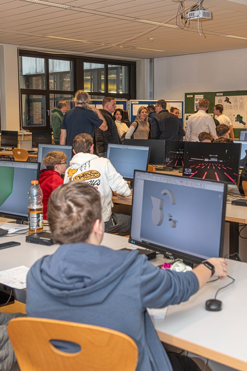 Bild enthält, Furniture, Table, Desk, Adult, Male, Man, Person, Face, Head, Monitor