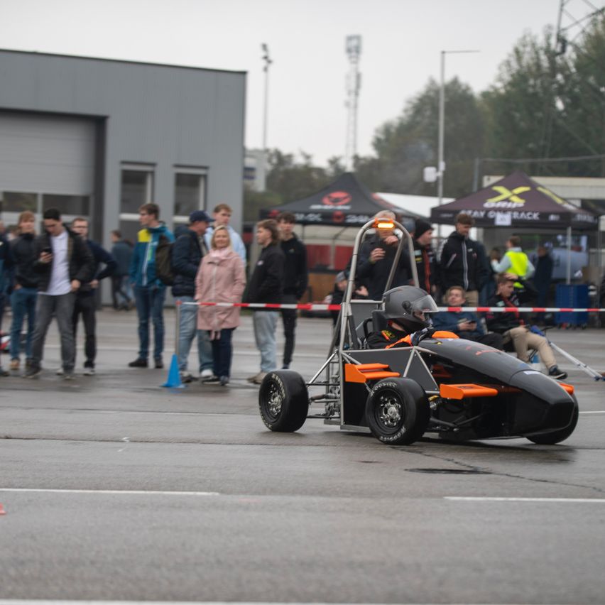 Bild enthält, Helmet, Shoe, Hat, Adult, Male, Man, Person, Kart, Car, Tent