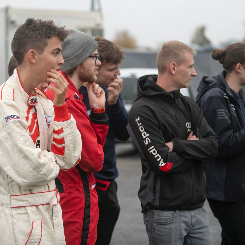 Bild enthält, Coat, Jacket, Cap, Adult, Male, Man, Person, Baseball Cap, Finger, Head