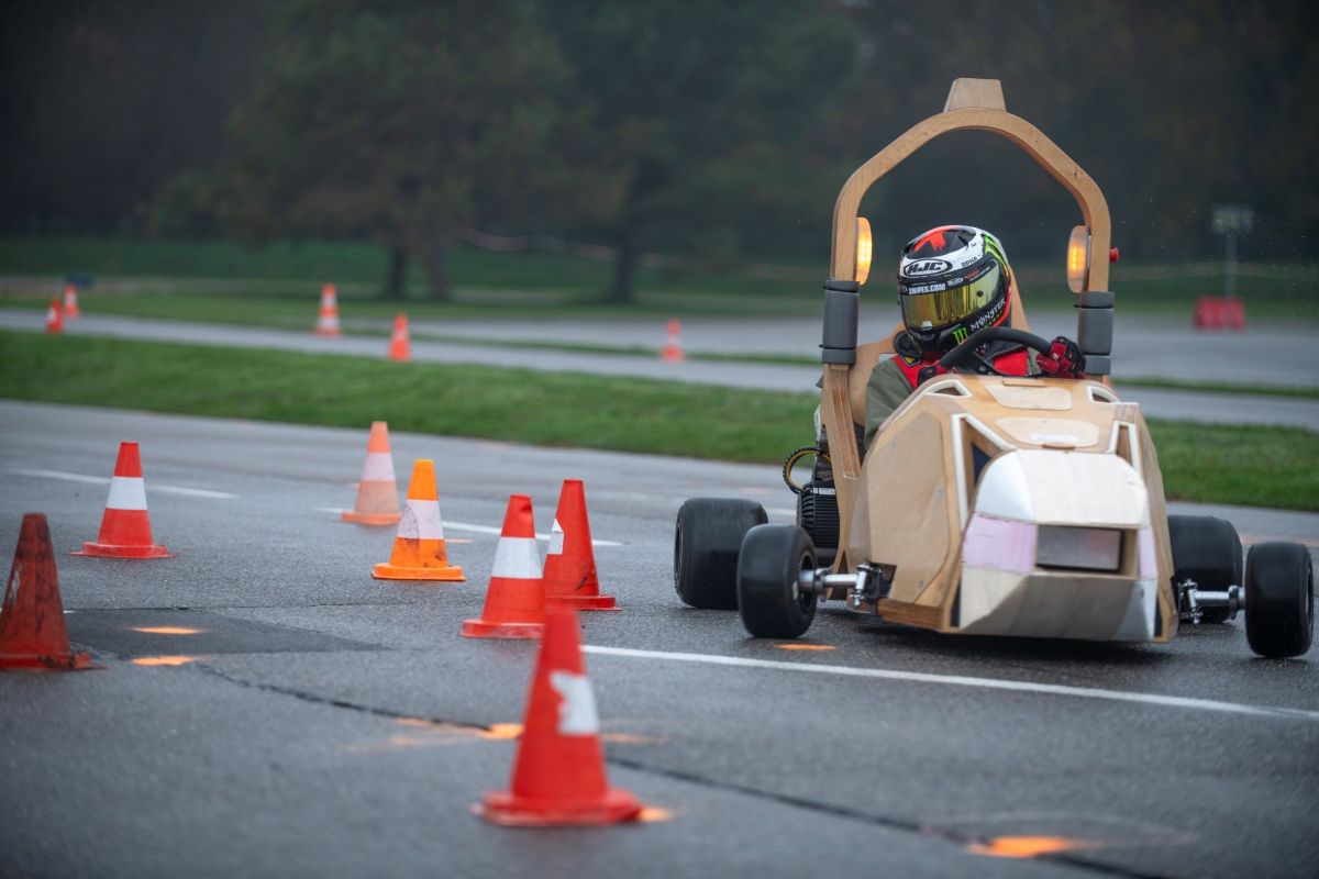 Bild enthält, Helmet, Wheel, Road, Tarmac, Kart, Boy, Child, Male, Person, Car