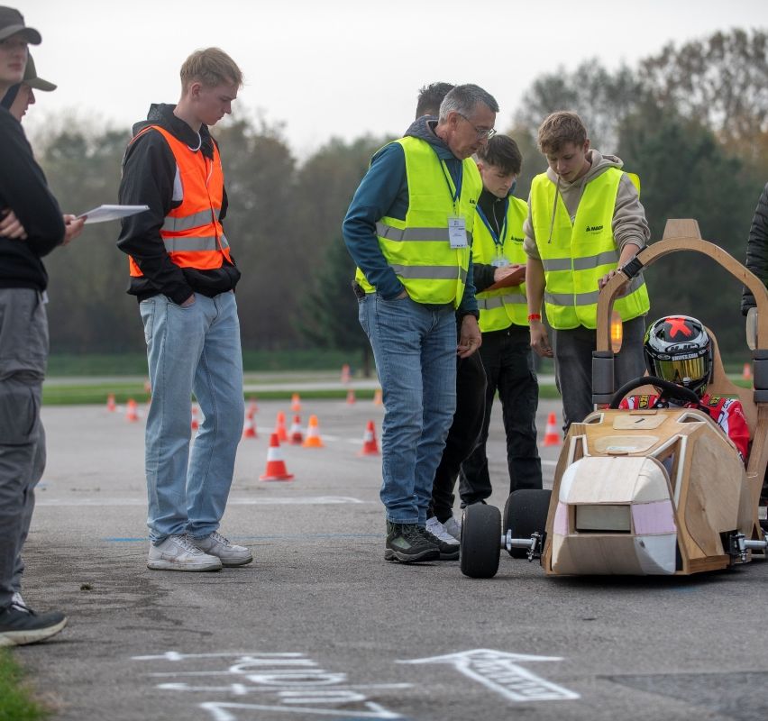 Bild enthält, Pants, Person, Walking, Helmet, Adult, Male, Man, Jacket, Wheel, Jeans