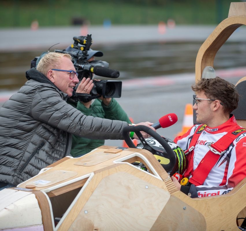 Bild enthält, Plywood, Wood, Adult, Male, Man, Person, Video Camera, Boy, Teen, Photographer
