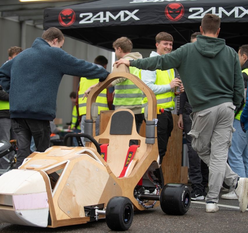 Bild enthält, Plywood, Wood, Jeans, Adult, Male, Man, Person, Wheel, Female, Woman