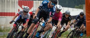 Bild enthält, Helmet, Bicycle, Cycling, Person, Vehicle, Adult, Male, Man