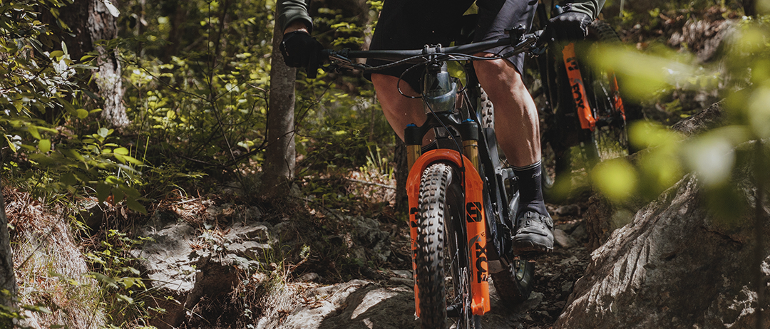 Bild enthält, Helmet, Glove, Adult, Male, Man, Person, Bicycle, Vehicle, Glasses, Shoe