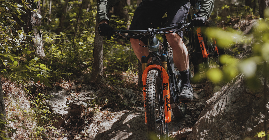 Bild enthält, Helmet, Glove, Adult, Male, Man, Person, Bicycle, Vehicle, Glasses, Shoe